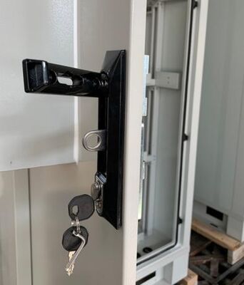 Εξατομικευμένο γαλβανισμένο χάλυβα πάχους 1,5 mm Περίβλημα υπαίθριου ντουλαπιού 14U με κλιματιστικό 1500W για αποθήκευση μπαταρίας τηλεπικοινωνιακού σταθμού